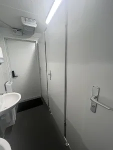 Ren och enkel toalett på ställplatsen i Persköp, precis vad vi behövde