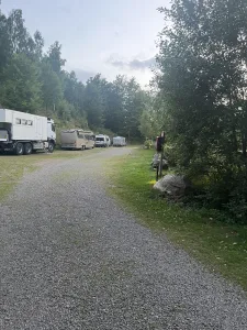 Vi hittade en lugn ställplats omgiven av grönska vid Persköps ställplats