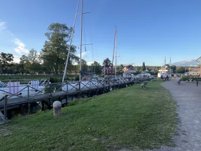 Vi njöt av kvällssolen vid hamnen med segelbåtar och bryggor i Kaffeteriet ställplats