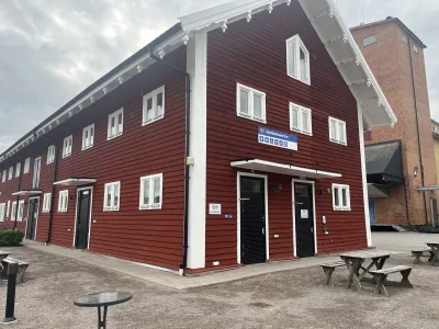 Vi hittade servicebyggnaden på Kaffeteriet ställplats med bänkbord utanför