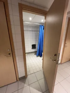 Enkla men funktionella duschutrymmen på ställplatsen vid Kaffeteriet