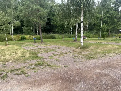 Vi hittade en lugn ställplats i Örserum omgiven av björkar och grönska