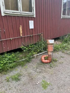 Vi hittade tömningsstationen för latrintanken vid den röda byggnaden på ställplatsen