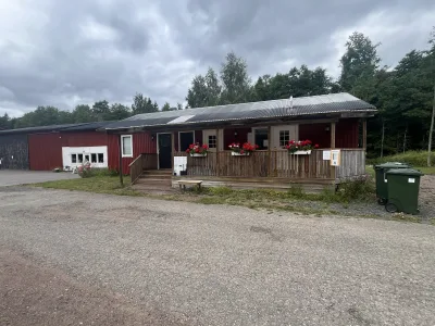 Vi hittade en charmig röd servicebyggnad på ställplatsen i Örserum