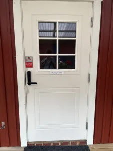 Vi hittade receptionen bakom den vita dörren på ställplatsen i Örserum
