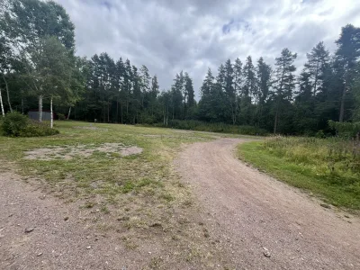 Vi hittade en rymlig ställplats i Örserum omgiven av vacker grönska och skog