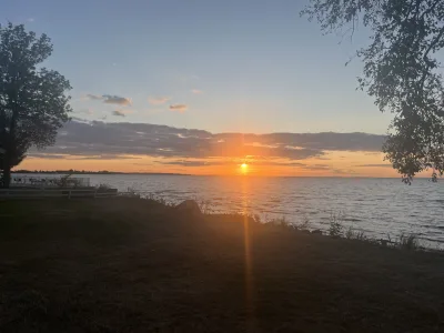 Vi njöt av en magisk solnedgång över sjön från campingen i Vadstena