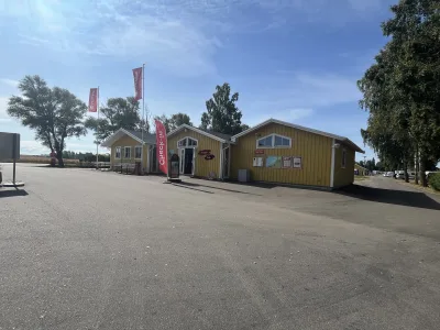 Vi checkar in på First Camp Vadstena under en solig sommardag