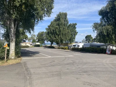 Vi hittade en fin ställplats på First Camp Vadstena med utsikt mot vattnet