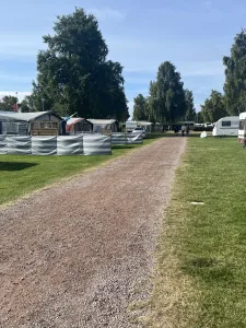 Vi hittade vår plats på First Camp Vadstena med gröna ytor och grannar