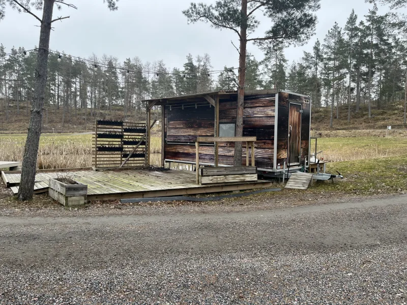 "Foodtruck" med altan och ved vid Örnvikens Glamping i skogsmiljö