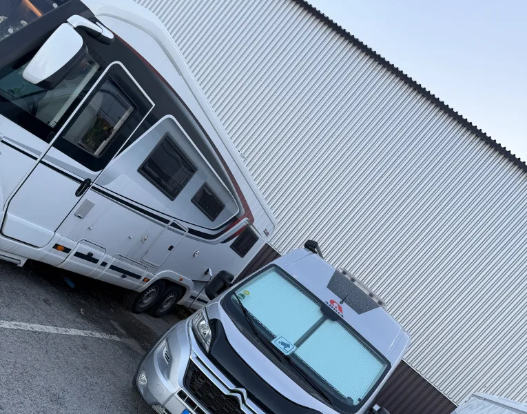 Frizze parkerad vid Norrtälje Sportcentrum på en gratis ställplats för natten