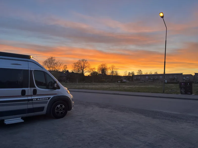Vi fick en magisk solnedgång på vår parkering i Trosa