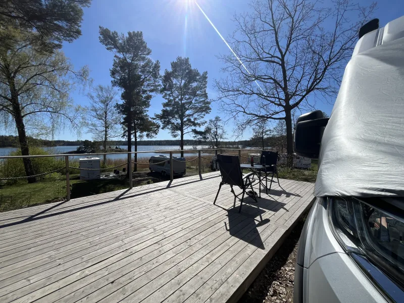 Vi njöt av sol och sjöutsikt från träaltan på Trosa Havsbad Camping