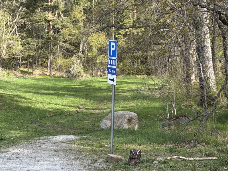 Vi hittade en liten grusparkering omgiven av skog vid Erstaviksbadets väg