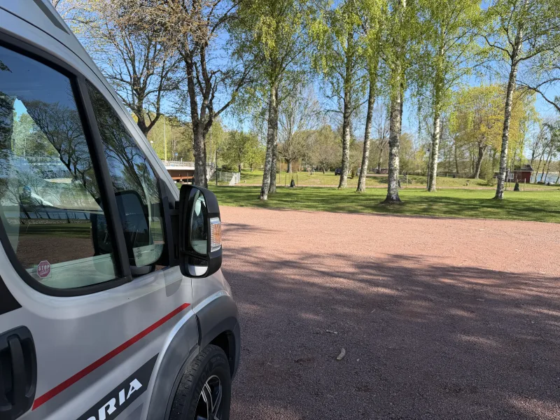 Vi hittade en fin ställplats vid Lemströms kanal omgiven av björkar och grönska