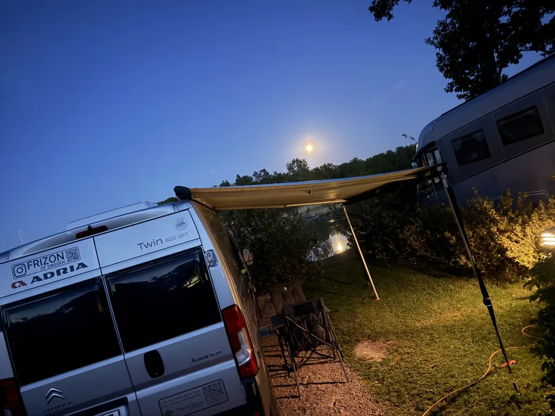 Vi slog upp markisen under fullmånen på ställplatsen vid Stegeborgs Egendom