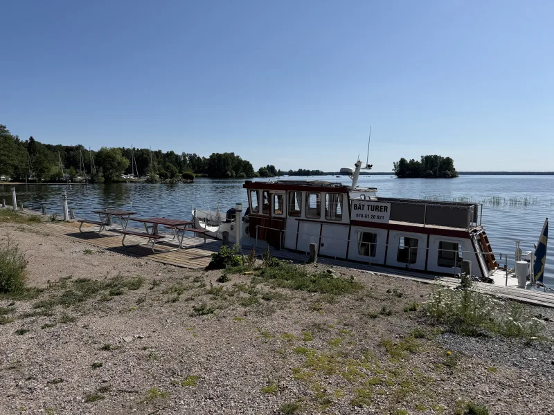 Vi hittade en charmig gammal ångbåt förtöjd vid vår ställplats i Lungers Hamn