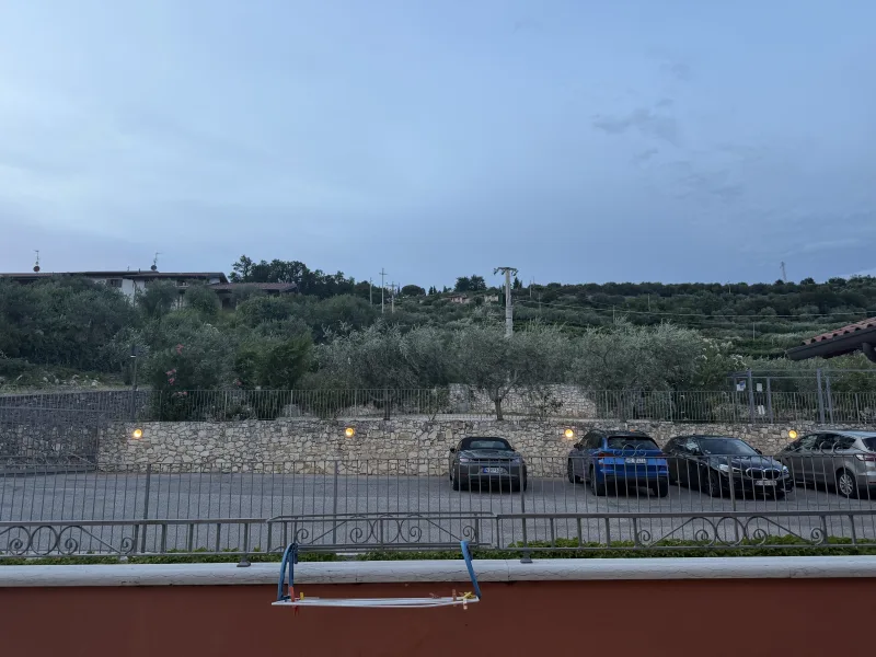 Utsikten från restaurangen Ca dei Maghi med olivlundar och stenmurar i skymningen
