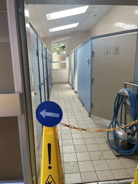 Vi hittade toaletter och duschar i en lång korridor på campingen
