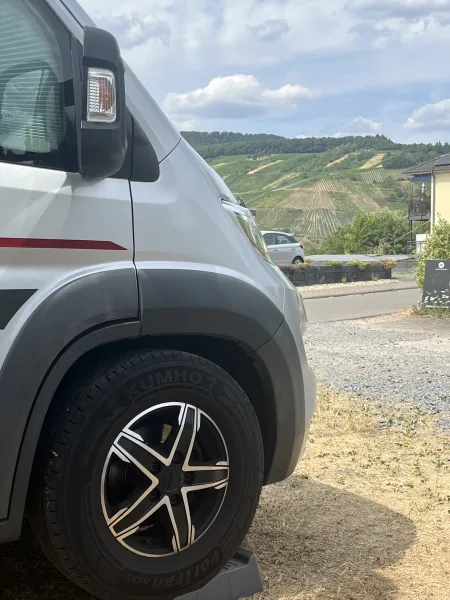 Vi parkerade på ställplats vid vingården med vackra vingårdssluttningar i bakgrunden