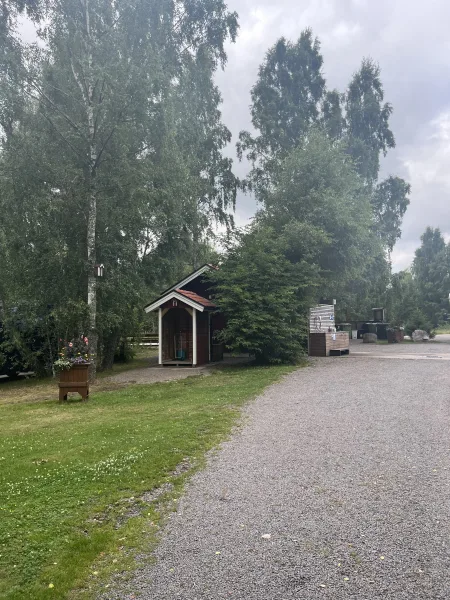 Vi hittade en lugn ställplats med röd liten stuga omgiven av björkar och grönska