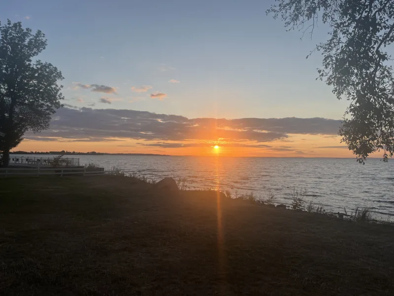 Vi njöt av en magisk solnedgång över sjön från campingen i Vadstena